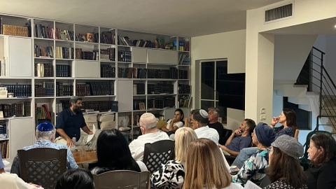 כל זמן מאיר בתכונתו 1.jpg
