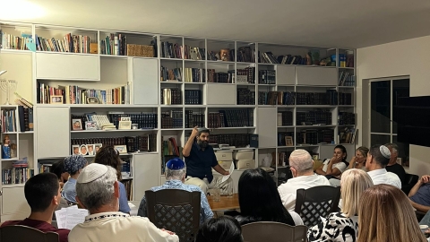 כל זמן מאיר בתכונתו 4.jpg
